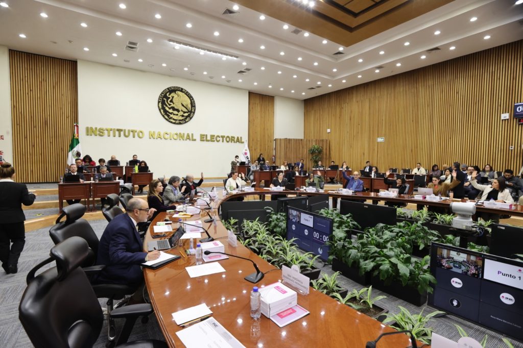 Sala de consejos del INE en sesión