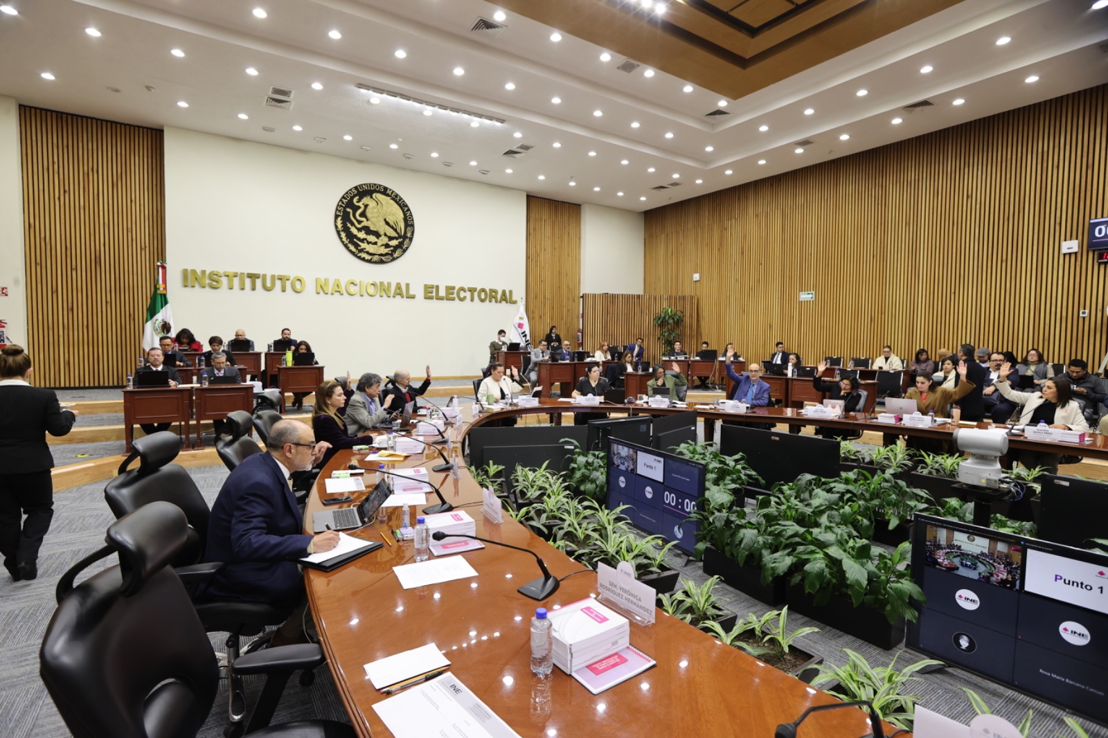 Sala de consejos del INE en sesión