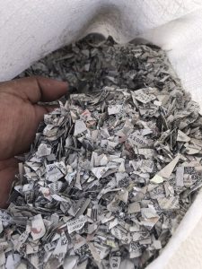 Mano moviendo credenciales para votar trituradas