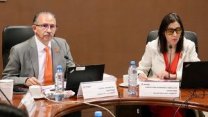 Hombre de lentes y bigote cano junto a mujer de lentes y pelo negro, ambos sentados
