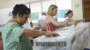 Mujeres emitiendo su voto en Yucatán