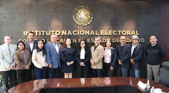 Integrantes del INE de pie posando para fotografía