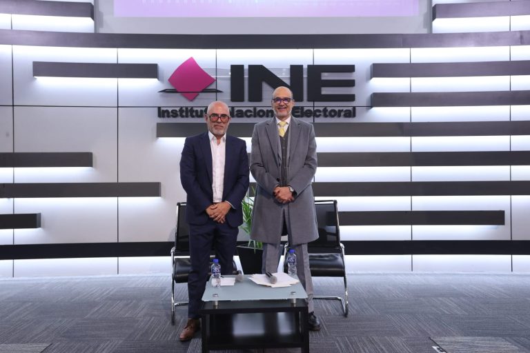 Jorge Buendía Laredo Presidente CEDE y Martín Faz Mora Consejero Electoral del INE. (Fotos INE)