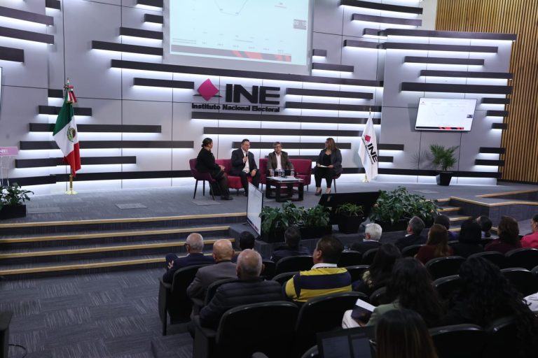 Panel de Discusión “Encuestas, Trasparencia y Democracia”. (Fotos INE)