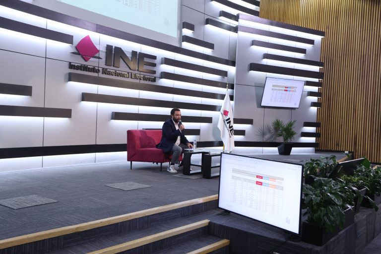 Rodrigo Galván, Las Heras Demotecnia AMAI-CEDE en el Taller Técnico ¿Por qué solo se regula a las encuestas?. (Fotos INE)