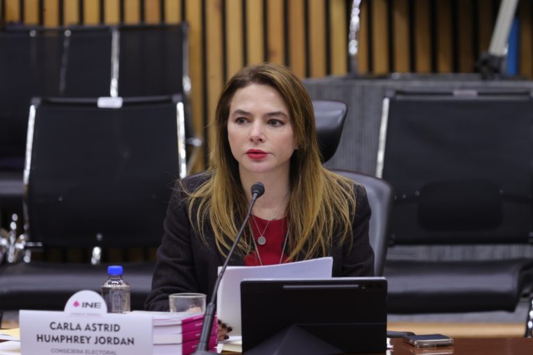 Fotografía de la Consejera Carla Humphrey en el pleno del Consejo General