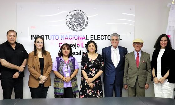 Integrantes del Consejo Local de pie posando para fotografía