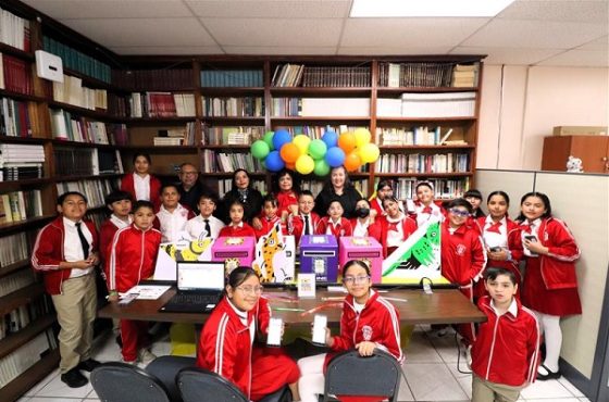 Niñas y niños con integrantes del INE posando para fotografía