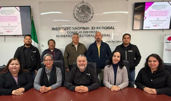 Integrantes del INE posando para fotografía