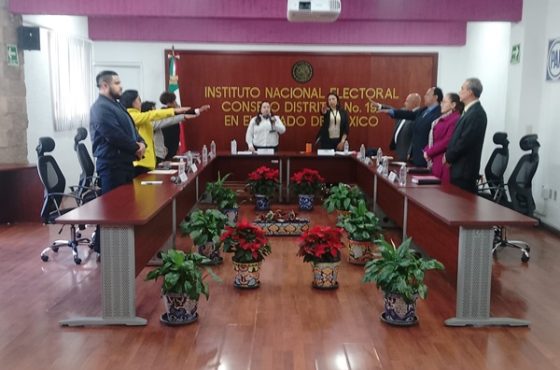 Integrantes del INE de pie en sesión