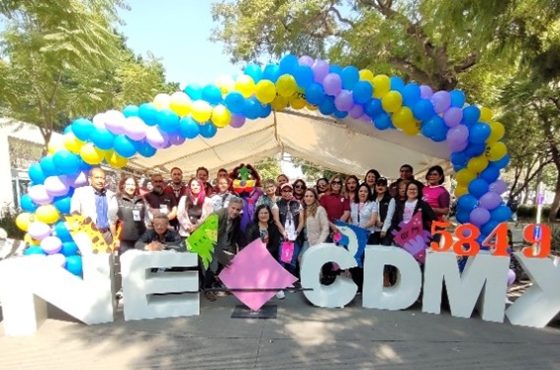 Integrantes del INE posando con letras del INE CDMX y arreglo de globos