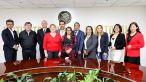 Integrantes del Consejo Local de pie posando para fotografía