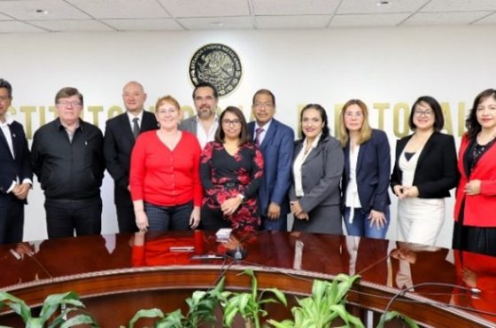 Integrantes del Consejo Local de pie posando para fotografía
