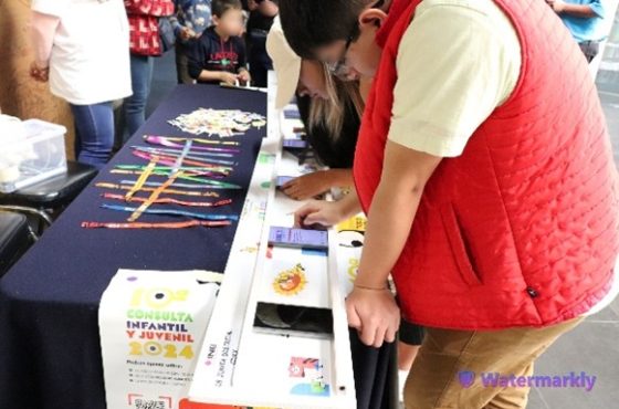 Niño utilizando dispositivo móvil del INE