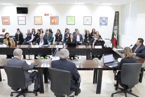 Integrantes del INE sentados durante sesión