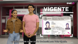 Chico y chica hablando de la credencial para votar