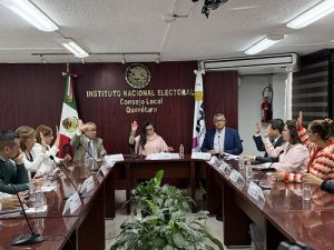 Integrantes del INE sentados durante sesión