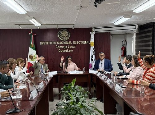 Integrantes del INE sentados durante sesión