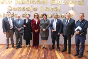 Integrantes del Consejo Local de pie posando para fotografía