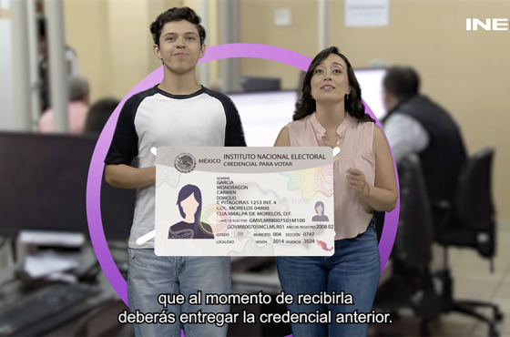 Personas en un módulo del de atención ciudadana con una INE