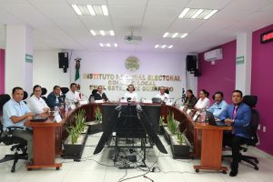 Integrantes del INE sentados durante sesión extraordinaria