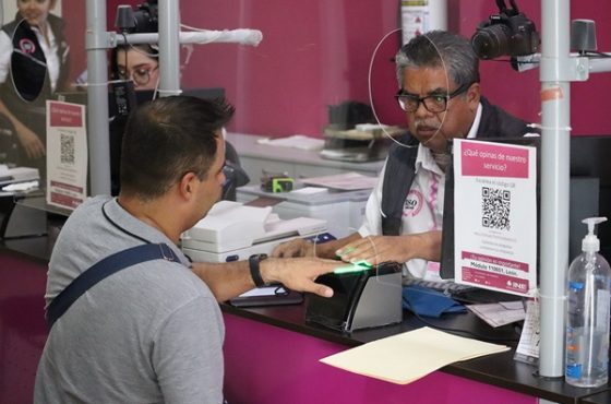 Persona tramitando su INE