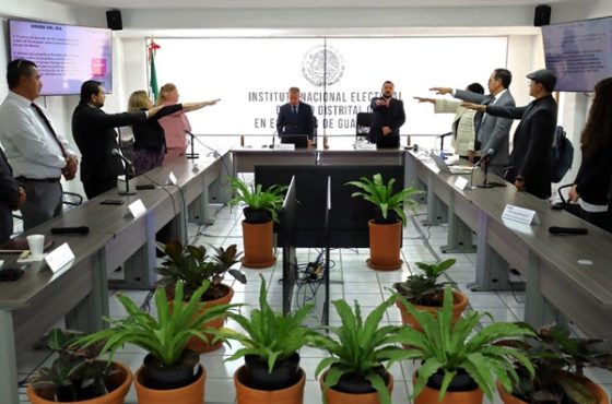 Integrantes del INE de pie durante sesión