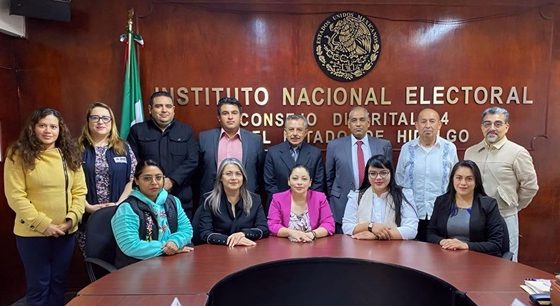 Integrantes del Consejo Distrital 04 posando para fotografía