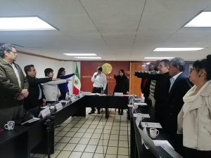 Integrantes del INE en de pie en sala de reuniones