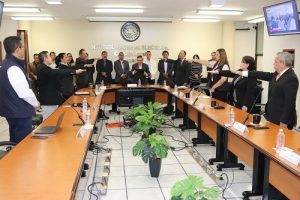 Integrantes del INE de pie en sala del consejo local