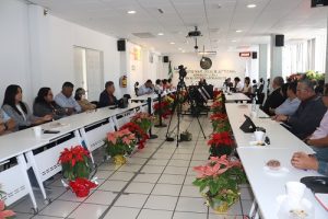 Integrantes del INE sentados durante sesión