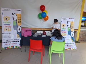Niña y niño llenando contestando sus cuestionarios