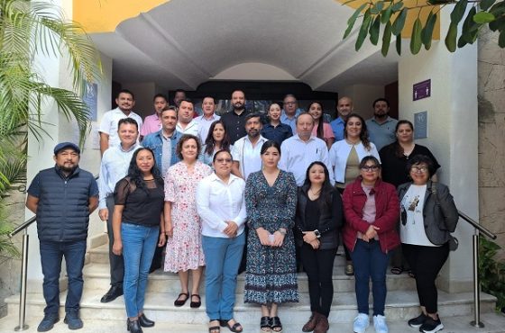 Integrantes del INE al exterior de oficinas posando para fotografía