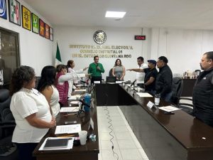 Integrantes del INE de pie durante sesión