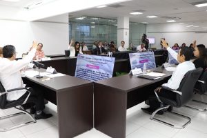 Integrantes del INE sentados durante sesión