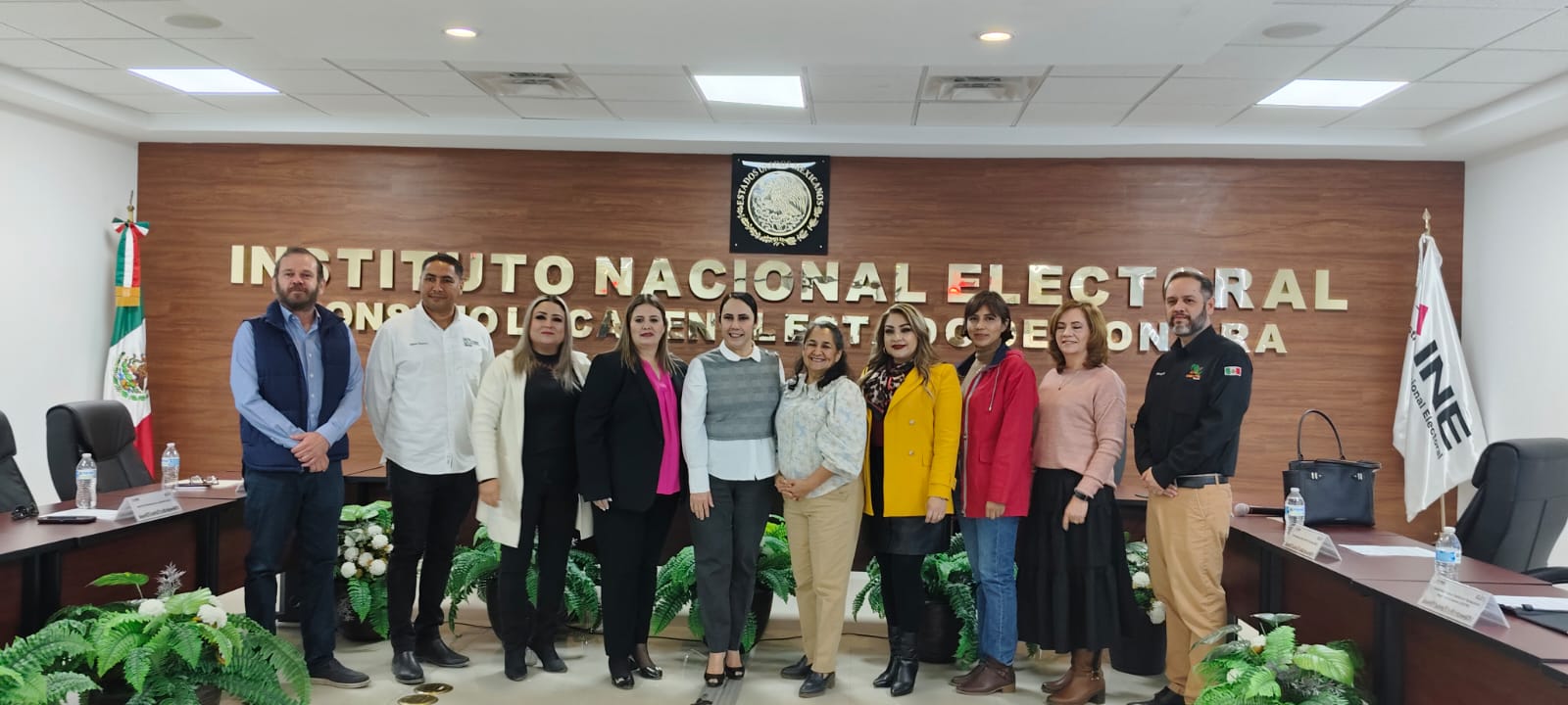 personas de pie en medio de un salón