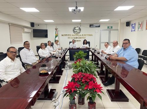 Integrantes del INE sentados durante sesión