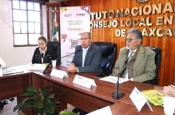 Tres hombres integrantes del INE sentados detrás de mesa