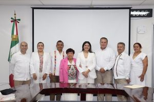 Integrantes del Consejo Local de pie posando para fotografía