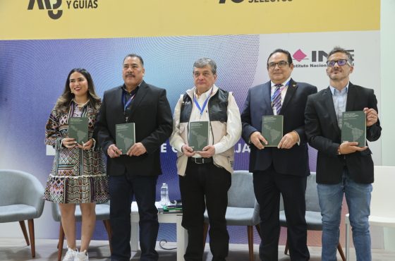 Uuc-kib Espadas participa en presentación de libro