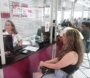 Mujer siendo atendida por integrante del INE en Módulo