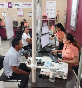 Dos trabajadores del INE atendiendo a dos personas en el Módulo de Atención.