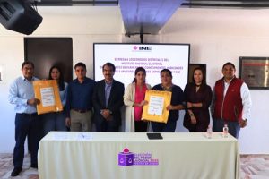 personas de pie mostrando sobre amarillo