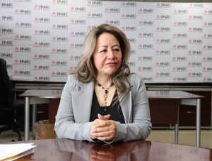 Mujer sentada con manos entrelazadas