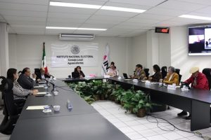 personas del consejo local sentados en sesión de trabajo