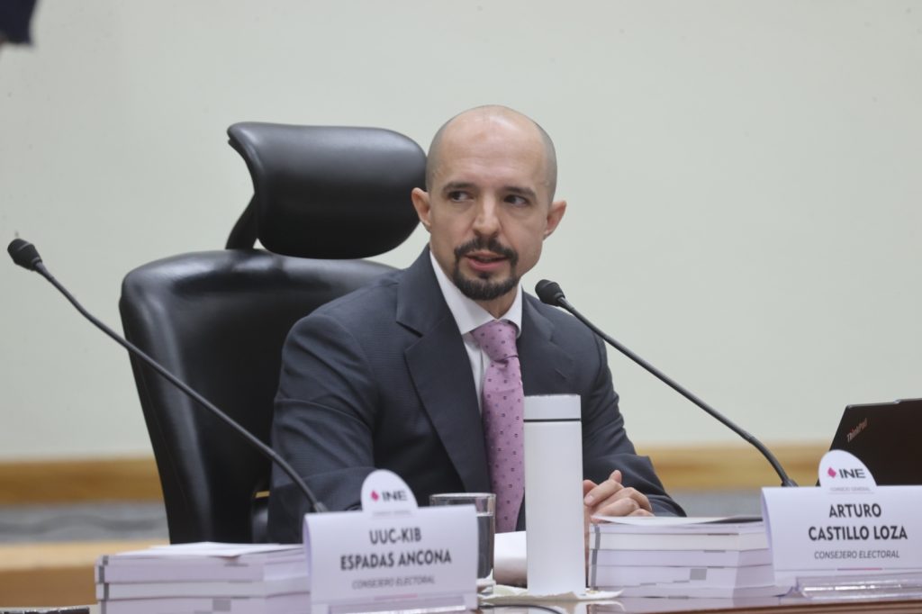 Consejero Arturo Castillo participando en sesión del consejo General