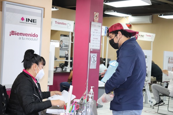 Joven tramitando credencial para votar