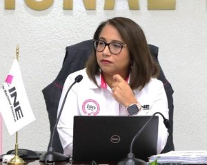 Mujer sentada frente una computadora