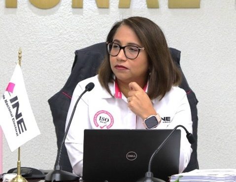 Mujer sentada frente una computadora