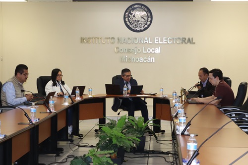 Personas en el salón del pleno del Consejo Local del INE en Michoacán